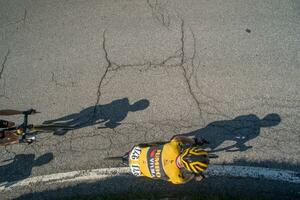Bérgamo Italia 2023 giro di Lombardia ciclistas alpinismo el escalada de el zambla colina foto