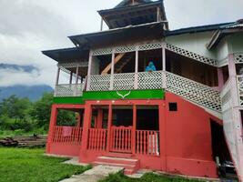 escénico ver de el natural belleza de tao culata, neelum valle, cachemir. tao extremo es famoso para sus lozano verde arboles y natural belleza. foto