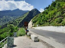 hermosa día hora ver de Keran valle, Neelam valle, cachemir. verde valles, alto montañas y arboles son visible. foto