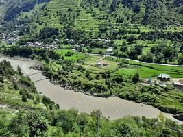 hermosa día hora ver de Keran valle, Neelam valle, cachemir. verde valles, alto montañas y arboles son visible. foto