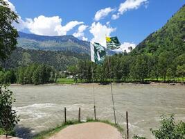 hermosa día hora ver de Keran valle, Neelam valle, cachemir. verde valles, alto montañas y arboles son visible. foto