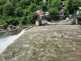 hermosa ver de kutton cascada, neelum valle, cachemir. kutton cascada es situado en el lozano verde colinas de neelum valle, cachemir. foto