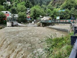 hermosa ver de kutton cascada, neelum valle, cachemir. kutton cascada es situado en el lozano verde colinas de neelum valle, cachemir. foto