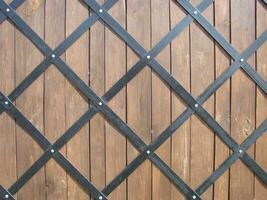 de madera tablones vertical con hierro cruzar rayas, hermosa antecedentes foto