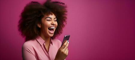 imagen de africano americano mujer sonriente mientras hablando en Teléfono móvil, ai generativo foto