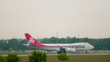 Novosibirsk, russo federazione giugno 10, 2020 pesante trasporto aereo su il via di rullaggio. jumbo Jet su il pista di decollo. boeing 747, lxwcv di cargolux rullaggio a tolmachevo aeroporto video