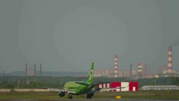 novosibirsk, Russisch federatie juni 17, 2020 - vliegtuig van s7 luchtvaartmaatschappijen remmen na landen Bij tolmachevo luchthaven, novosibirsk. vliegtuig aankomen, kant visie video