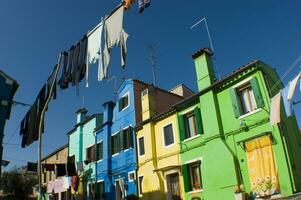 el colores de el ciudad de burano Venecia foto