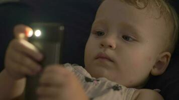 une bébé avec une téléphone intelligent video