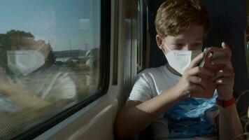 verveeld tiener met mobiel in trein video