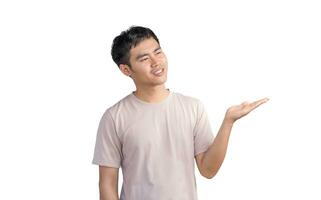 joven hermoso hombre vistiendo un casual camiseta en pie terminado blanco antecedentes aprobatorio haciendo positivo gestos con su mano, presentación y demostración con manos, smilling y contento para éxito. foto