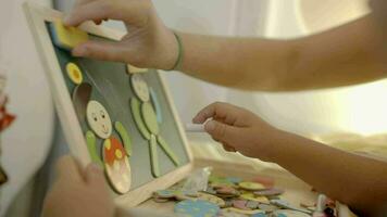 formazione scolastica di un' bambino con gioco e disegno video