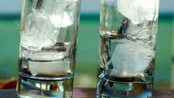 Gießen Wasser in Brille mit Eis video