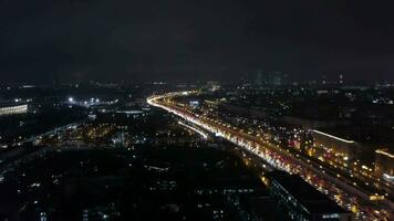 uma lindo aéreo Visão do uma noite cidade espumante com luzes da rua video