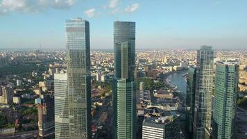 ein Antenne Aussicht von glänzend Wolkenkratzer im das Mitte von urbanscape video