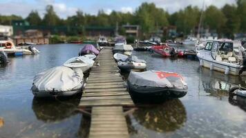 boten afgemeerd naar de pier, boot haven, de wind schudt de boten, tijd vervallen, kantelen film video