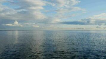 azul mar, lindo paisagem marítima, nuvens e céu refletido dentro a água, Visão a partir de uma navio dentro movimento video