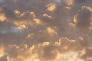 nubes dispersas en el cielo que indican un cambio en el clima. foto