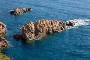 rocas y mar en la costa brava catalana, mar mediterráneo, mar azul foto