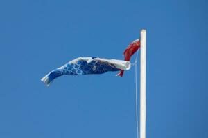 vistoso banderas debajo el azul cielo revoloteando en el viento foto