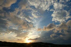 nubes dispersas en el cielo que indican un cambio en el clima. foto