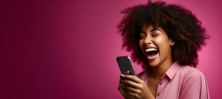 imagen de africano americano mujer sonriente mientras hablando en Teléfono móvil, ai generativo foto