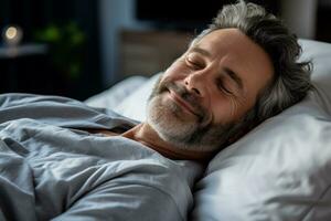 un caucásico hombre pacíficamente duerme en un cama soñando felizmente foto