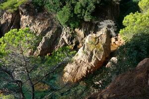 rocas y mar en la costa brava catalana, mar mediterráneo, mar azul foto