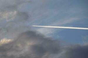 nubes dispersas en el cielo que indican un cambio en el clima. foto