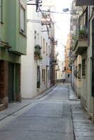 estrecho calles en el antiguo trimestre de el Mediterráneo pueblo de blanes en el provincia de Barcelona, Cataluña, España. foto