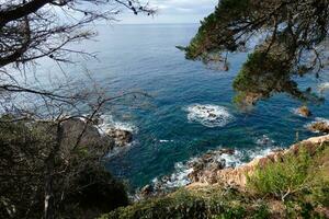 rocas y mar en el Mediterráneo costa, costa brava catalana foto