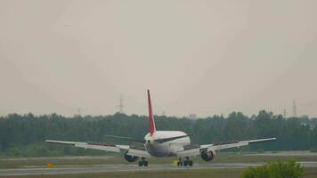 Landung Flugzeug beim das Flughafen. Verzögerung von das Flugzeug auf das Runway. das Flügel von das Flugzeug ist im Arbeiten Befehl. Spoiler oben video