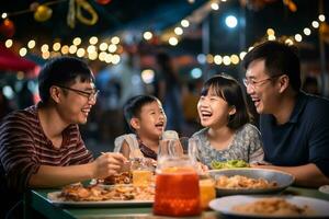 familia comiendo felizmente a el calle comida mercado foto