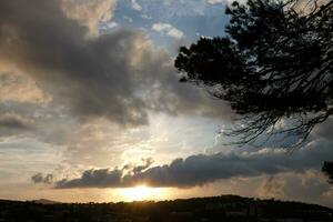 nubes dispersas en el cielo que indican un cambio en el clima. foto