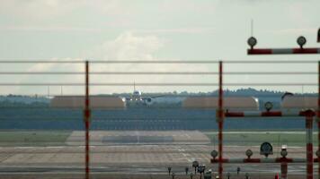chorro avión que se acerca y aterrizaje en dusseldorf aeropuerto video