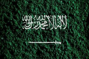 bandera de Reino de saudi arabia en un texturizado antecedentes. concepto collage. foto