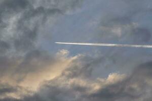 nubes dispersas en el cielo que indican un cambio en el clima. foto