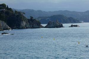 rocas y mar en el Mediterráneo costa, costa brava catalana foto