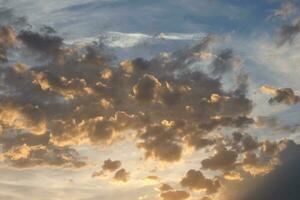 nubes dispersas en el cielo que indican un cambio en el clima. foto