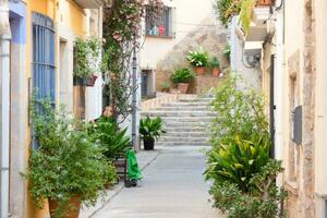 estrecho calles en el antiguo trimestre de el Mediterráneo pueblo de blanes en el provincia de Barcelona, Cataluña, España. foto