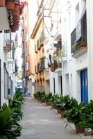 estrecho calles en el antiguo trimestre de el Mediterráneo pueblo de blanes en el provincia de Barcelona, Cataluña, España. foto