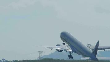 Phuket, Thaïlande novembre 27, 2019 - Qatar voies aériennes Boeing 777 Départ de phuket aéroport. vue de le Haut sol de le Hôtel près aéroport video