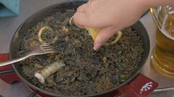 Frau Essen schwarz Paella mit Meeresfrüchte video