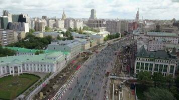 bicicleta parada dentro a rua do Moscou, Rússia. aéreo Visão video