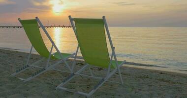 Chaise Lounges beim das Strand beim Sonnenuntergang video