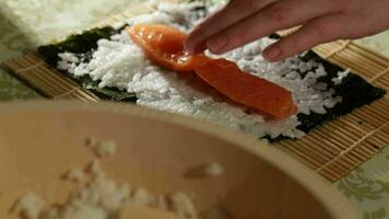 framställning sushi rullar med lax och philadelphia ost video