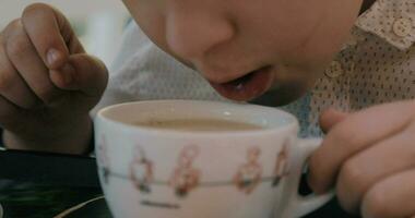 pojke blåser på varm te och kyl- den video