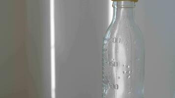 garrafa com água para bebês dentro maternidade hospital video
