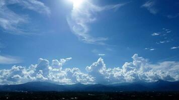 vista aérea del hermoso cielo con nubes y sol en un día de verano. lapso de tiempo de las nubes sobre el cielo azul con el sol brillando. fondo de la naturaleza del cielo. video