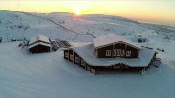 en volant plus de le hiver ski centre à le coucher du soleil video